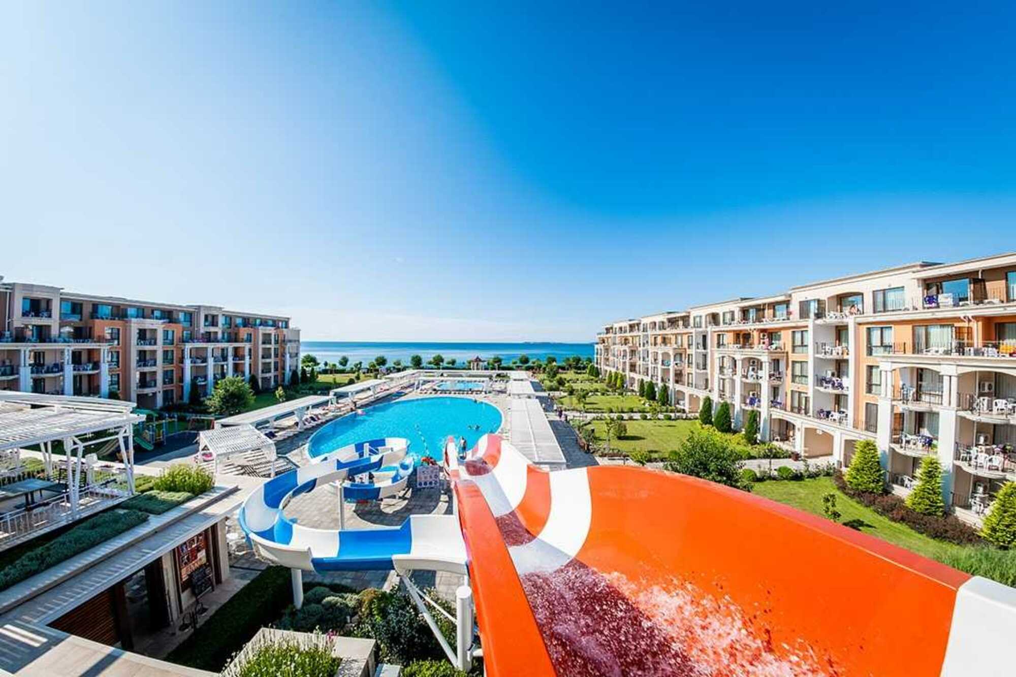 BG Premier Fort Sveti Vlas – apartmánový komplex pri Čiernom mori, bazén a záhrada